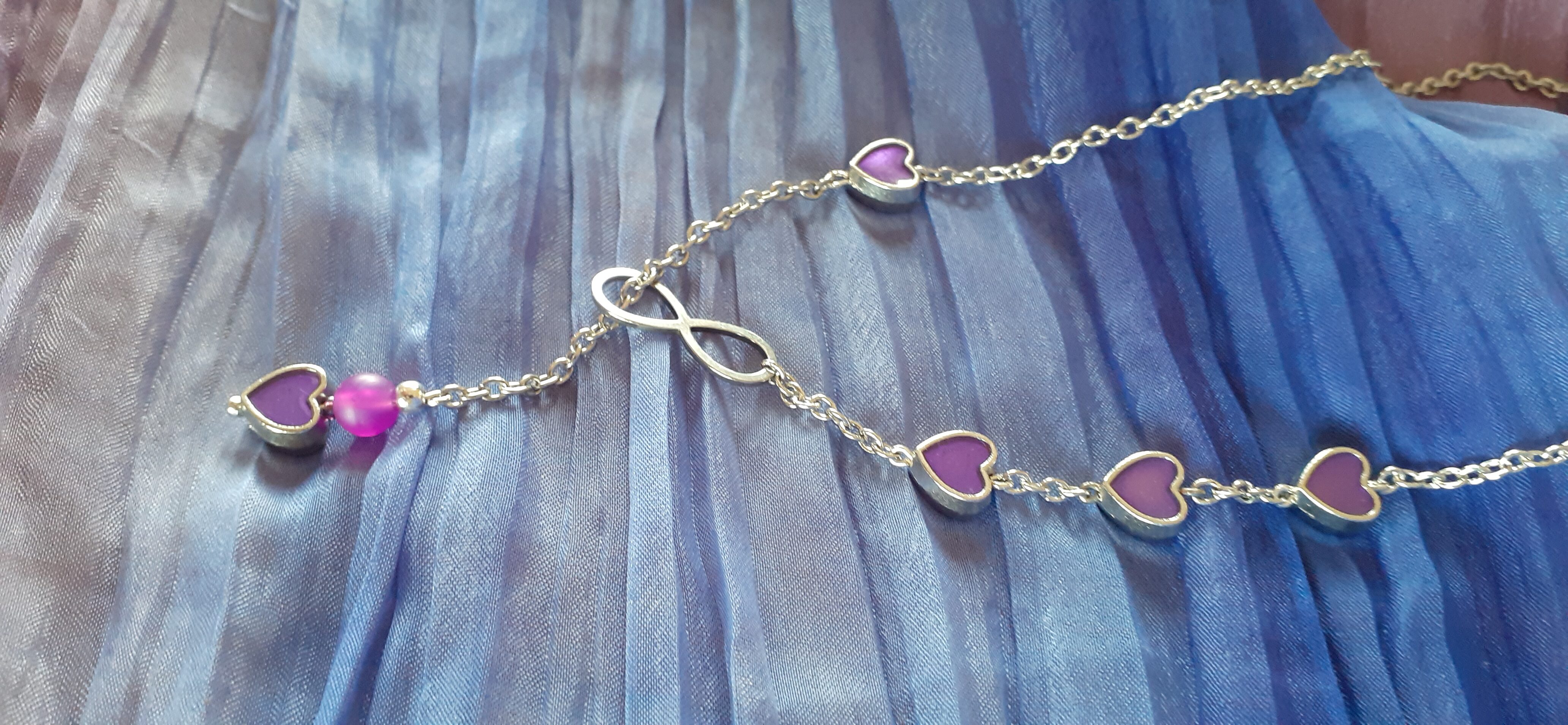 Collier asymétrique chaine argent petits cœurs violet symbole infini – Image 3