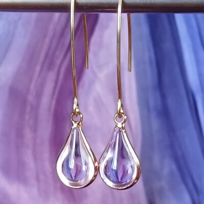 Boucles d'oreilles crochets dorés longs pampille goutte de verre rose
