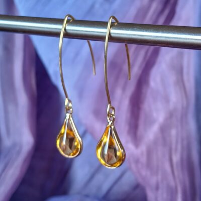 Boucles d'oreilles épurées crochet doré goutte de verre sertie jaune lumineux