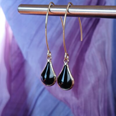Boucles d'oreilles épurées crochets longs dorés pampille goutte de verre noir sertie