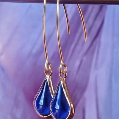 Boucles d'oreilles crochet dorée forme épurée pampille bleu outremer lumineux