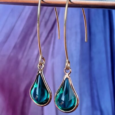 Boucles d'oreilles crochet doré forme épurées Goutte de verre lumineuse sur long crochet doré Perle de verre couleur vert émeraude