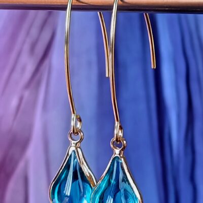 Boucles d'oreilles crochet dorée forme épurée pampille bleu turquoise lumineux