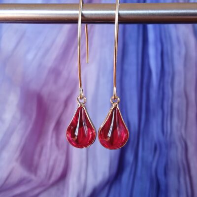 Boucles d'oreilles épurées goutte de verre rouge rubis sur crochets longs doré