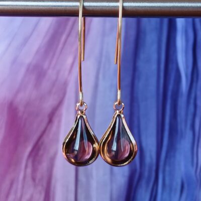 Boucles d'oreilles crochet doré forme épurée pampille goutte de verre couleur lie de vin