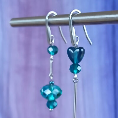 Boucles d'oreilles asymétriques upcyclées Pièce unique Argent et perles bleu canard, petit coeur