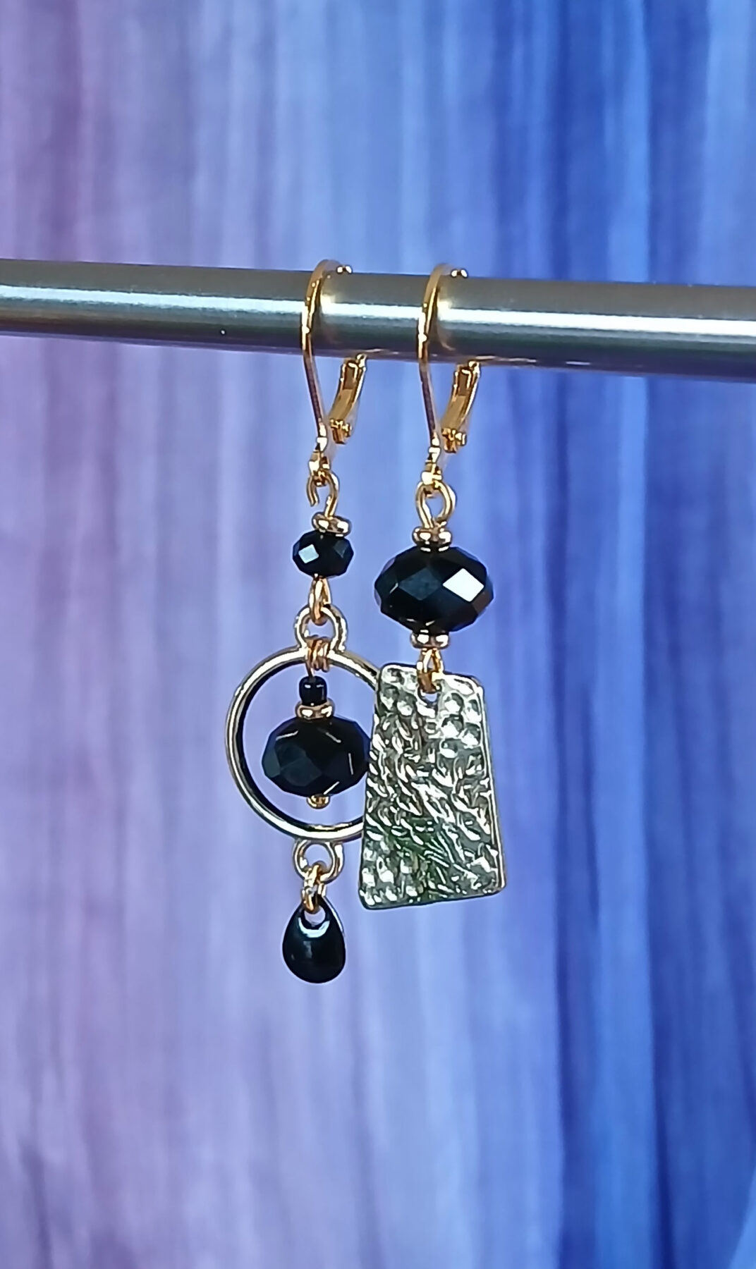 Boucles d'oreilles asymétriques upcyclées doré et noir. Style raffiné et élégant