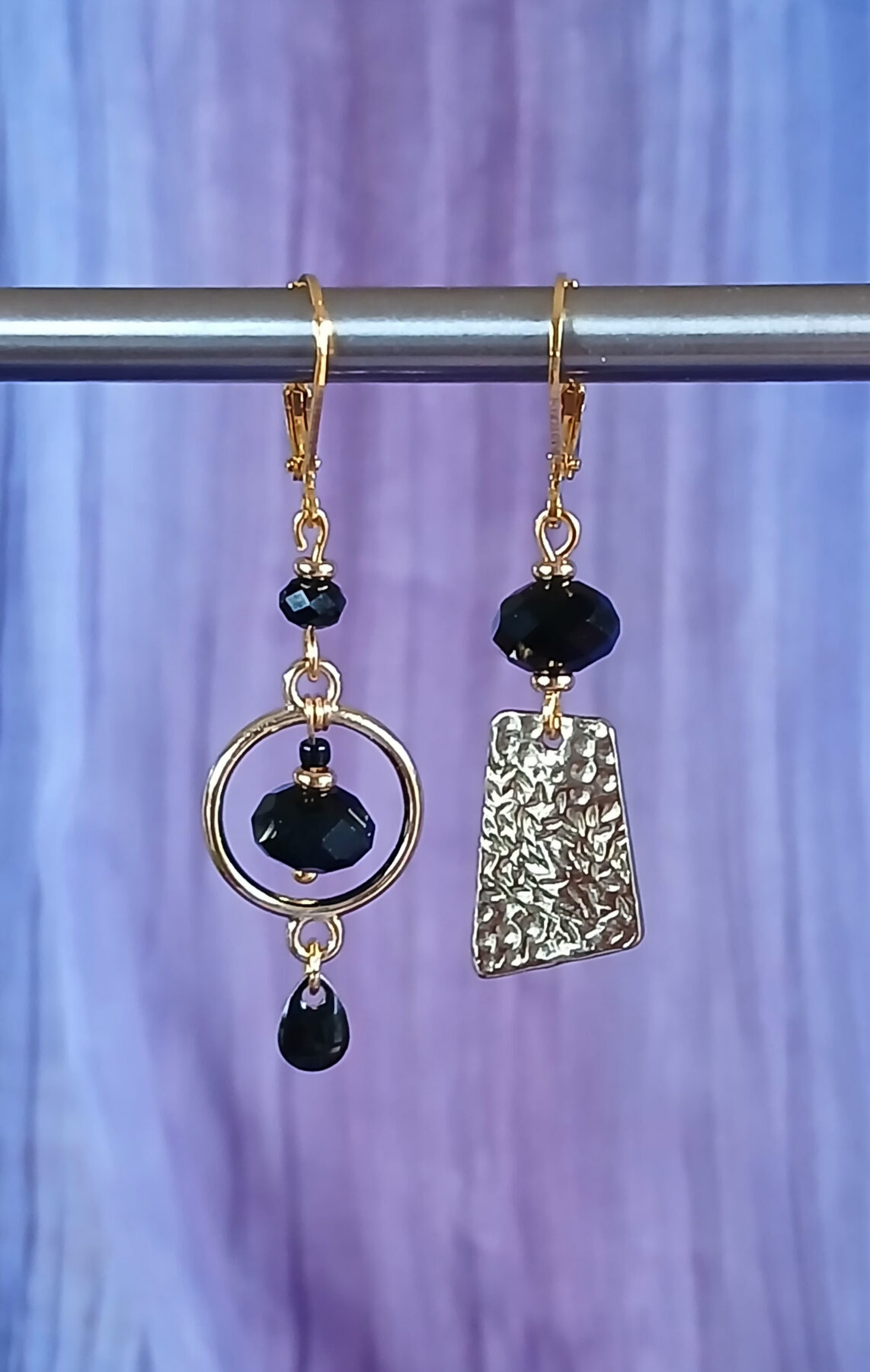 Boucles d'oreilles asymétriques upcyclées doré et noir. Style raffiné et élégant
