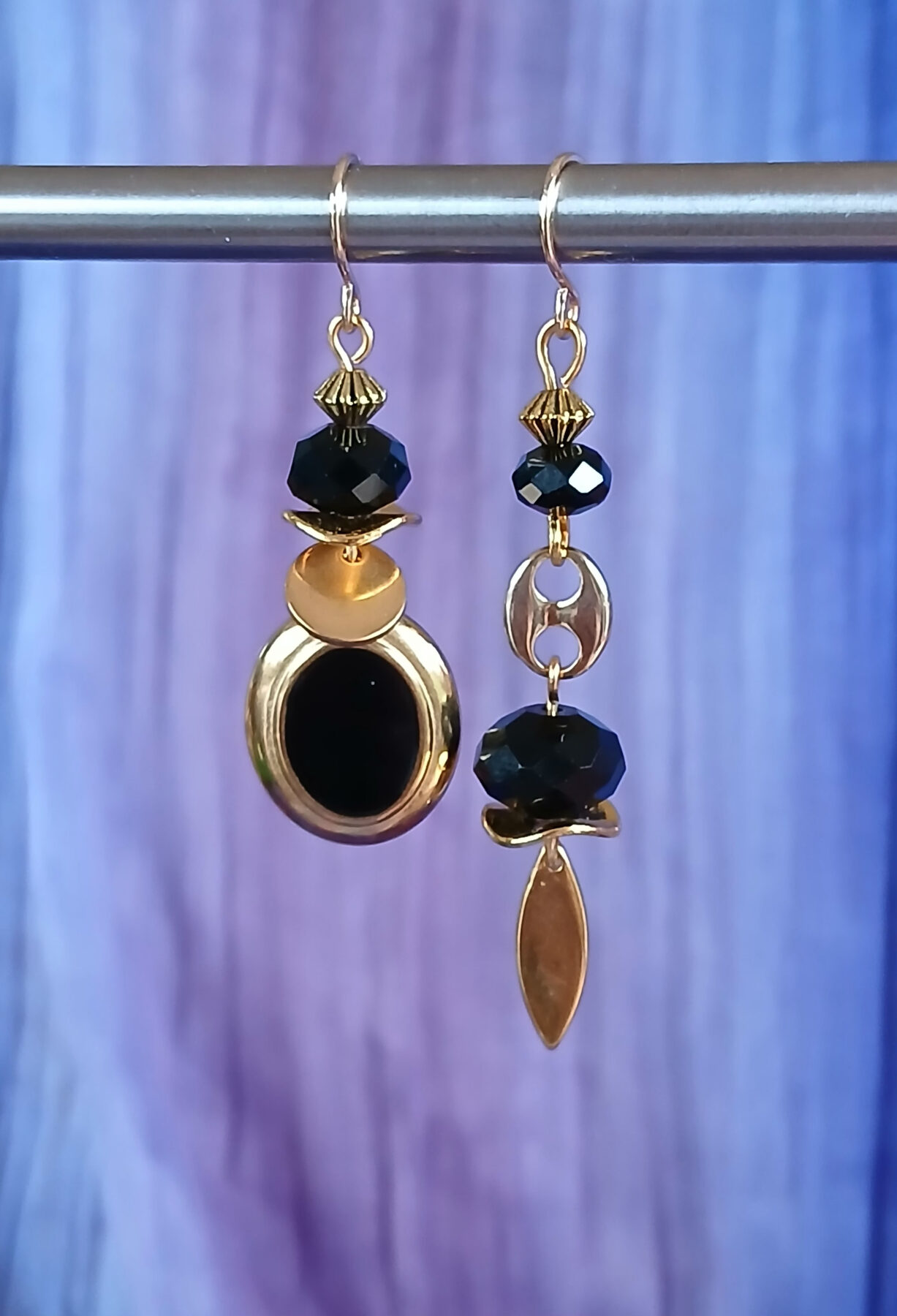 Boucles d'oreilles asymétriques upcyclées doré et noir. Style raffiné et élégant