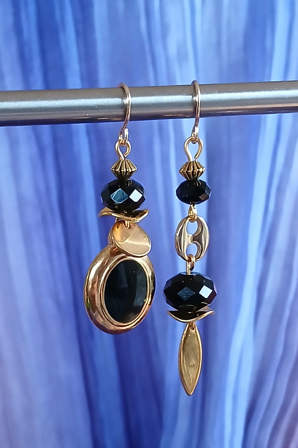 Boucles d'oreilles asymétriques upcyclées doré et noir. Style raffiné et élégant