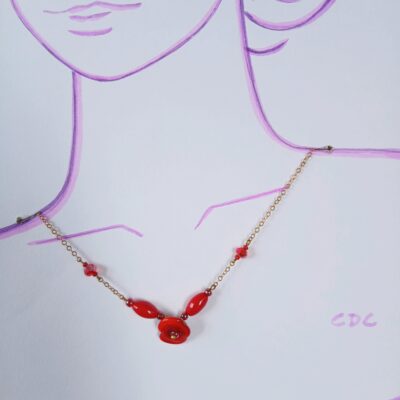 Collier doré et perles rouge motif coquelicot