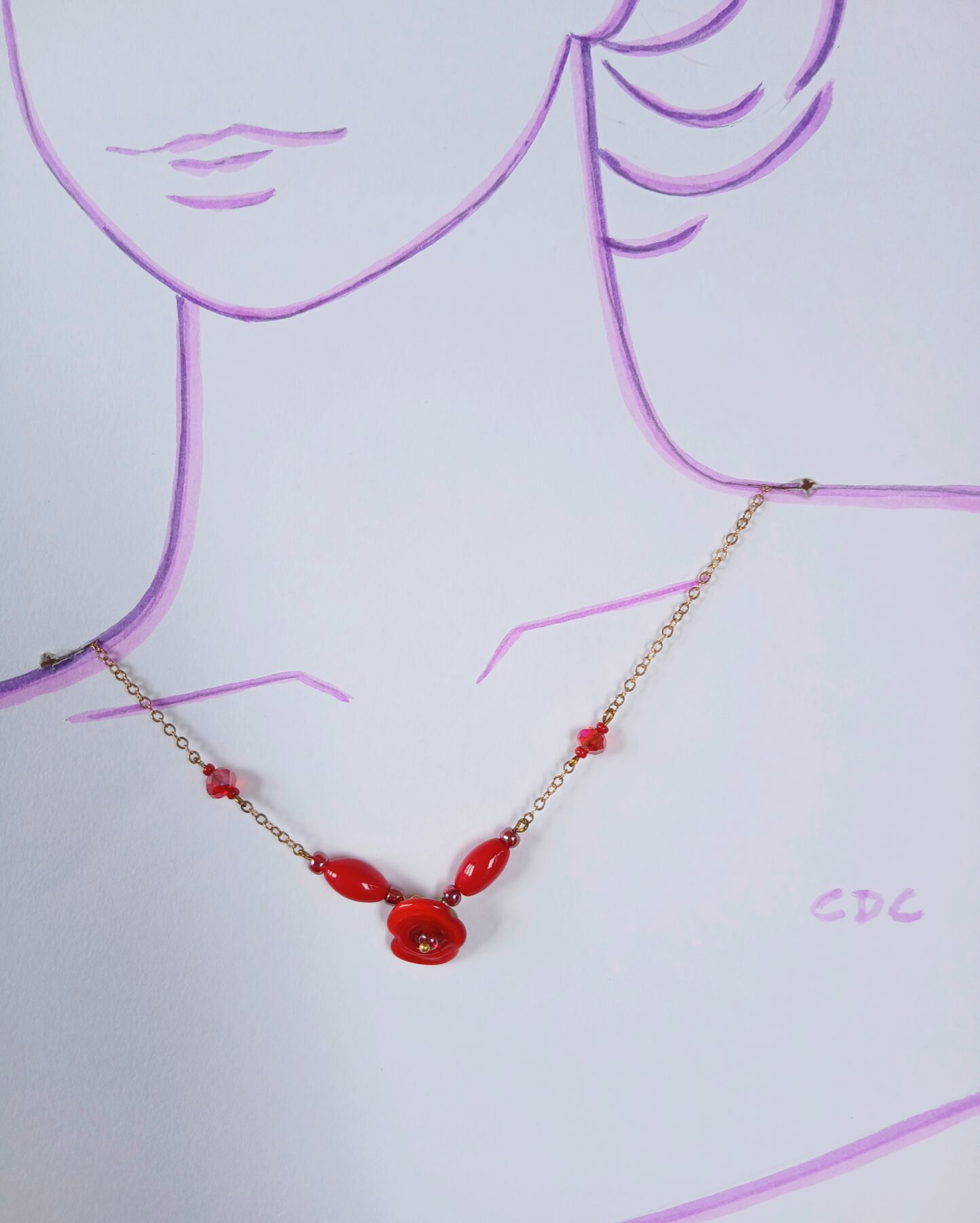 Collier doré et perles rouge motif coquelicot