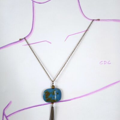 Collier upcyclé pièce unique bohême chic grosse perle plate bleu moucheté