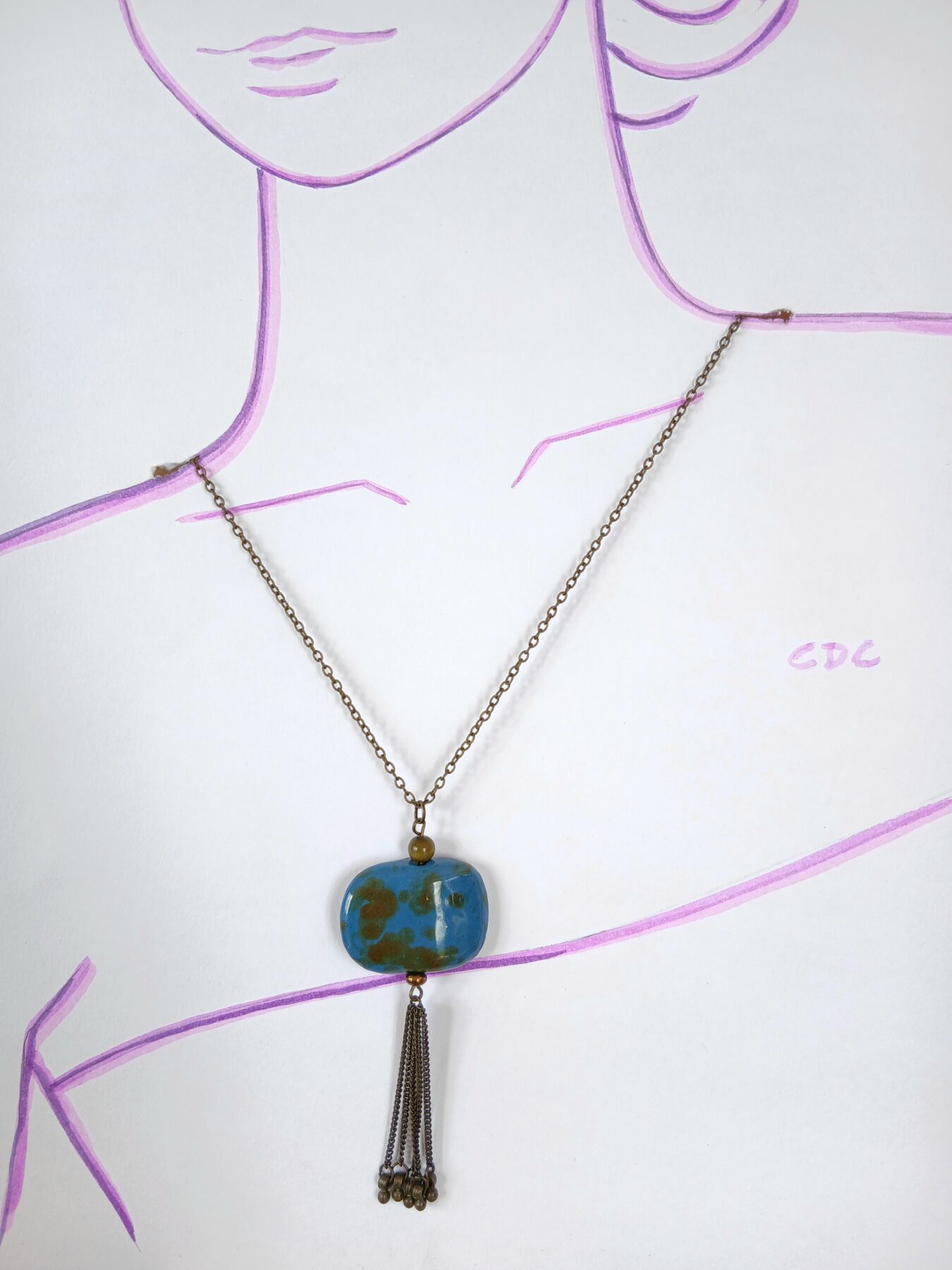 Collier upcyclé pièce unique bohême chic grosse perle plate bleu moucheté