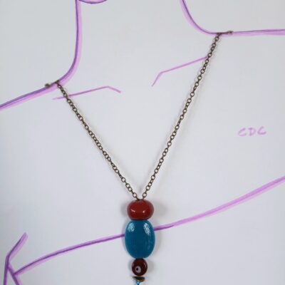 Collier upcyclé pièce unique chaine bronze vieilli perles de verre bleu et grenat œil porte bonheur et petits piments