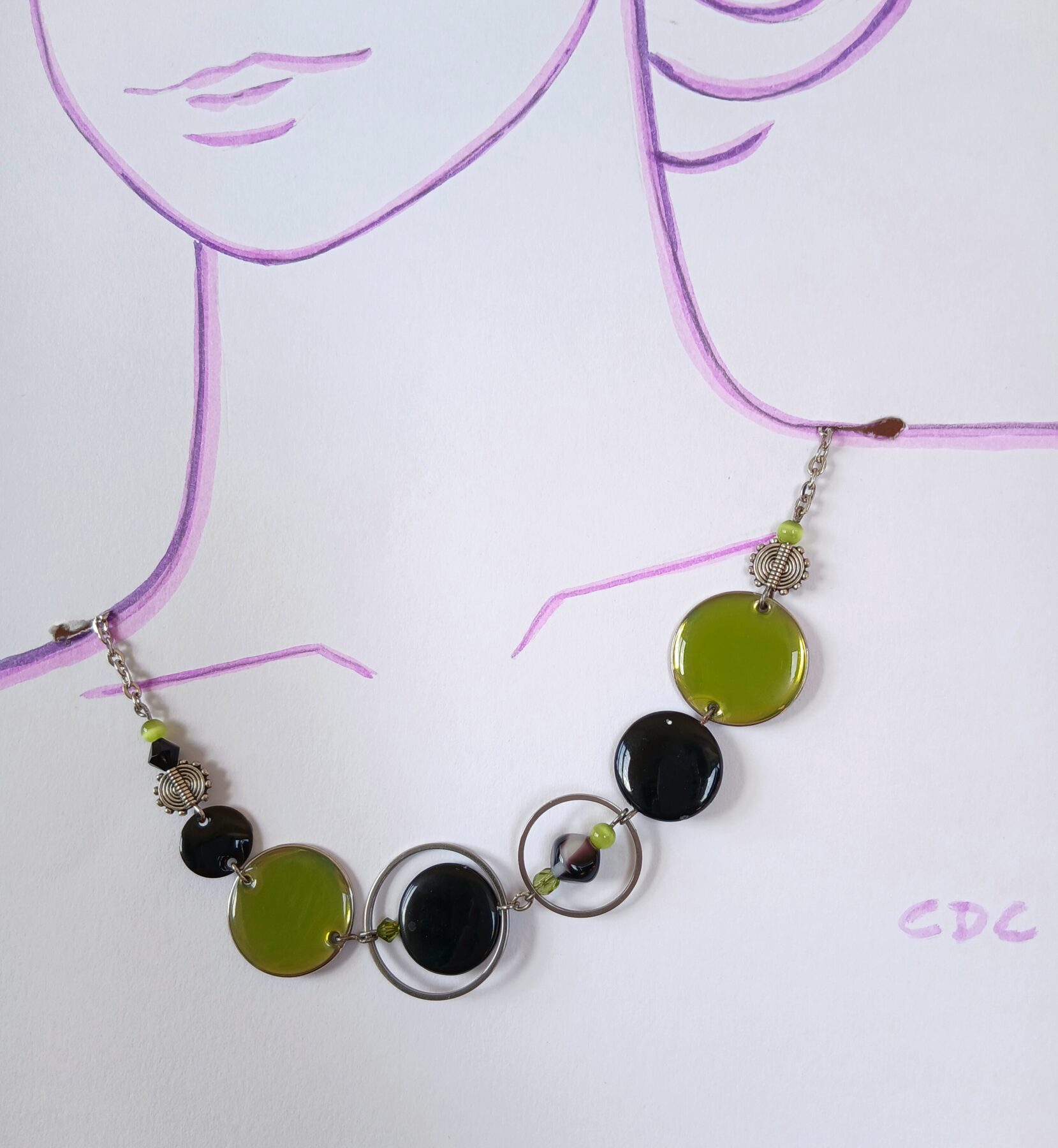 Collier upcyclé pièce unique asymétrique disques émaillés vert et perles noir