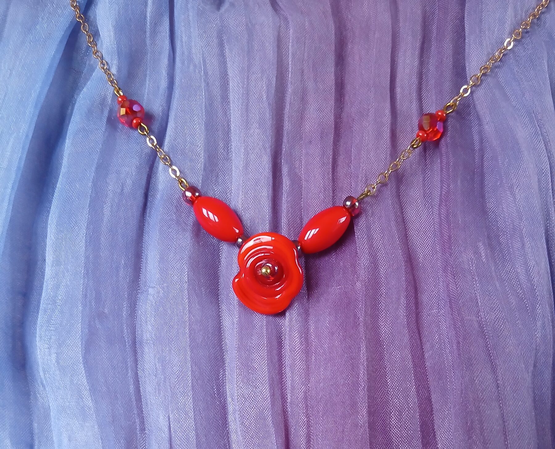 Collier doré et perles rouge motif coquelicot