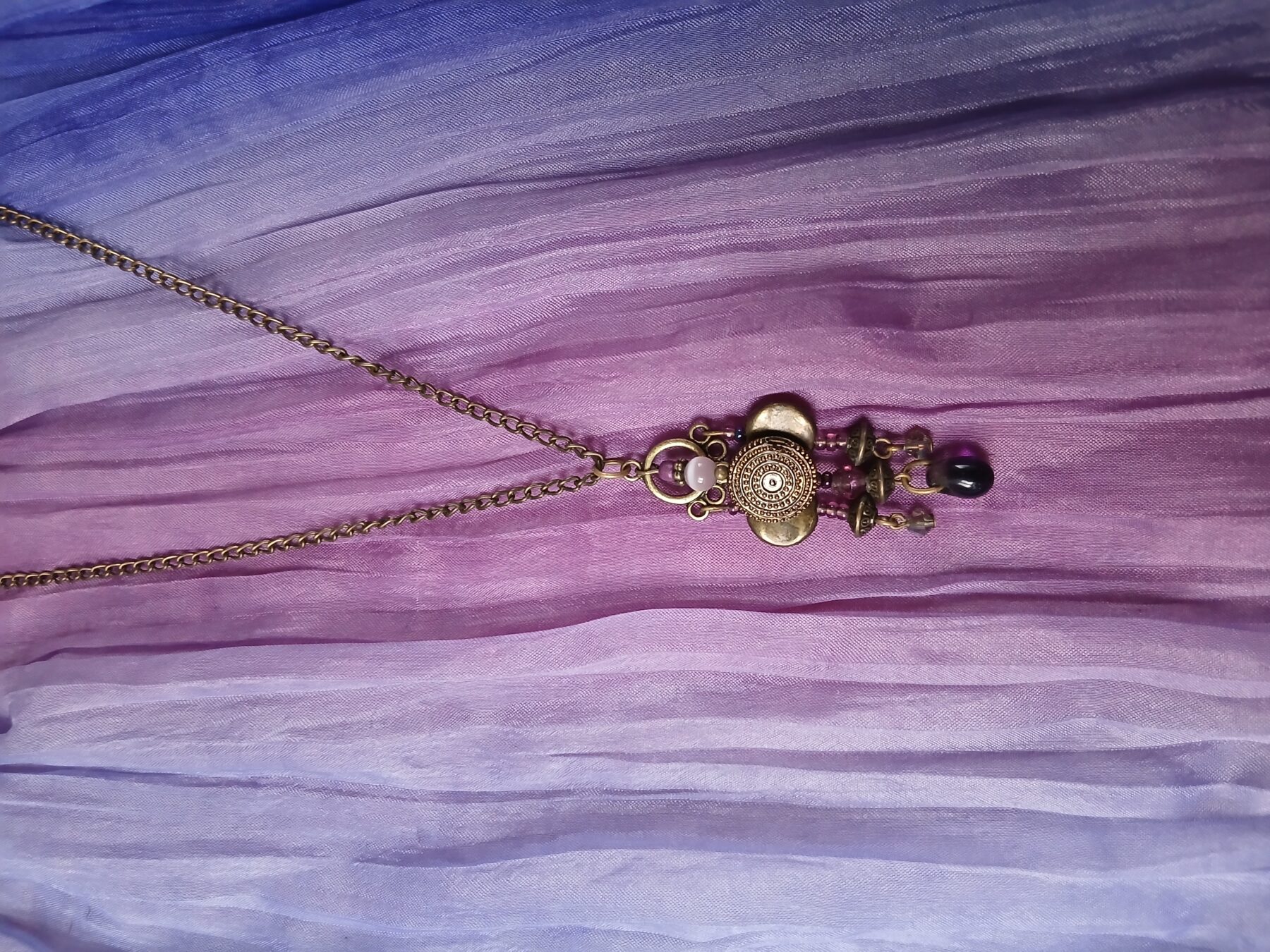 Collier upcyclé pièce unique bohème chic Bronze vieilli et petites perles violettes