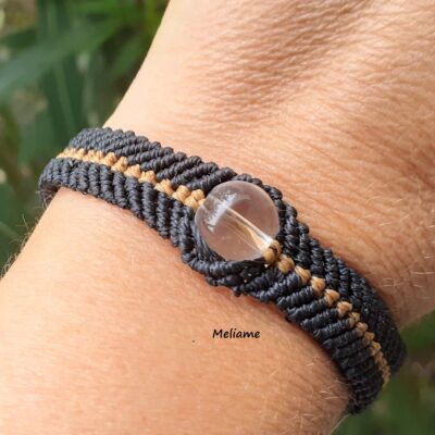 Bracelet en micro macramé avec une perle de verre