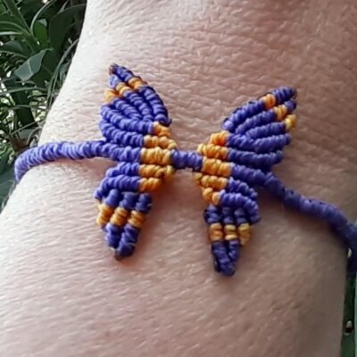 Bracelet pour enfant en micro macramé avec un motif papillon à deux couleurs