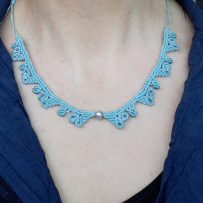 Collier en micro macramé dans le style Boho