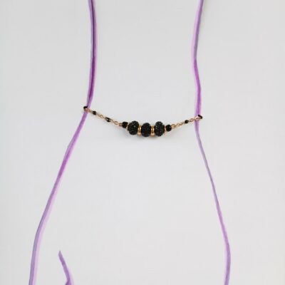 Bracelet upcyclé pièce unique chaine dorée et perles noir scintillant