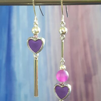 Boucles d'oreilles asymétriques - Bijou upcyclé - Pièce unique perles violettes et petits cœurs