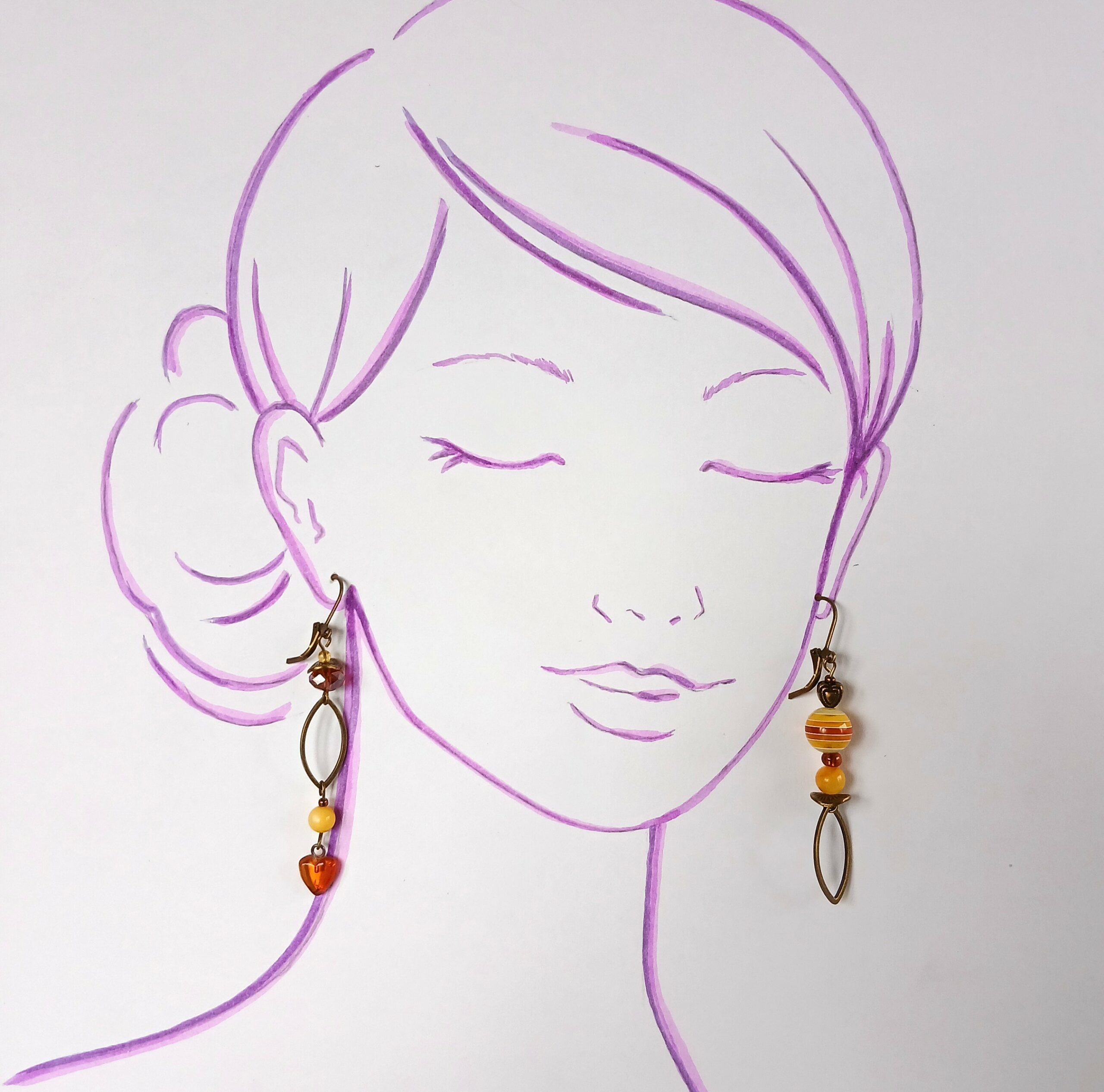 Boucles d'oreilles asymétriques upcyclées Pièce unique bronze vieilli et perles ambre caramel et petit coeur