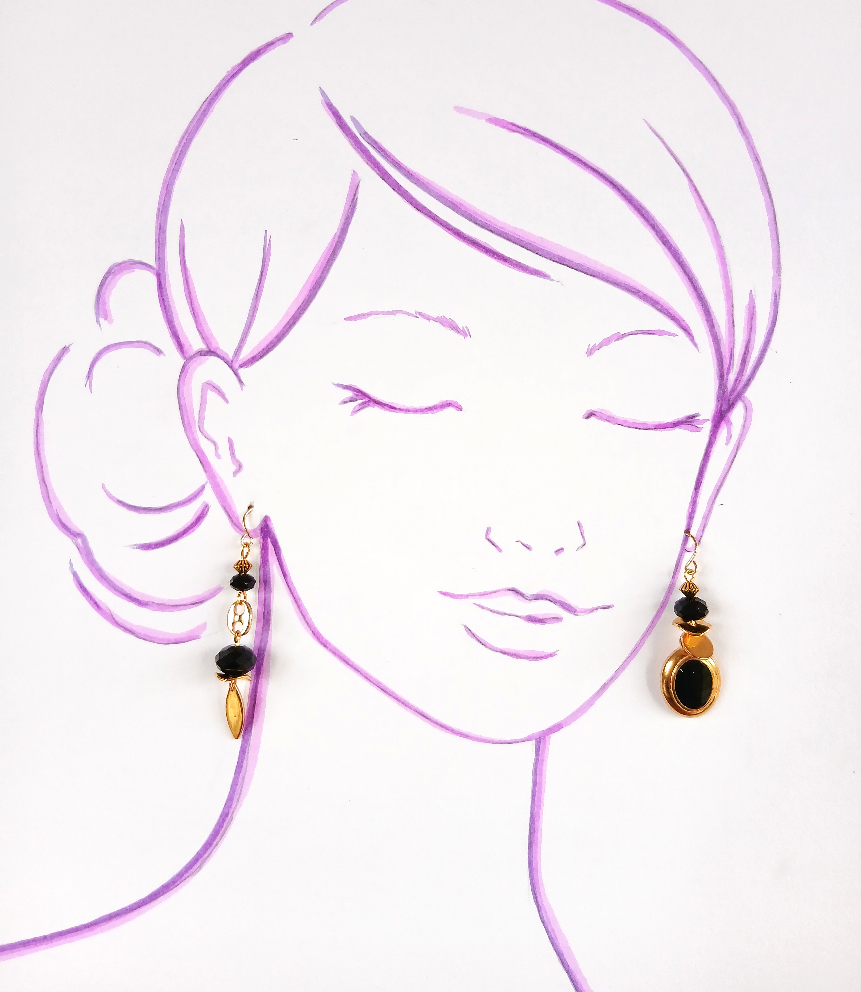 Boucles d'oreilles asymétriques upcyclées doré et noir. Style raffiné et élégant