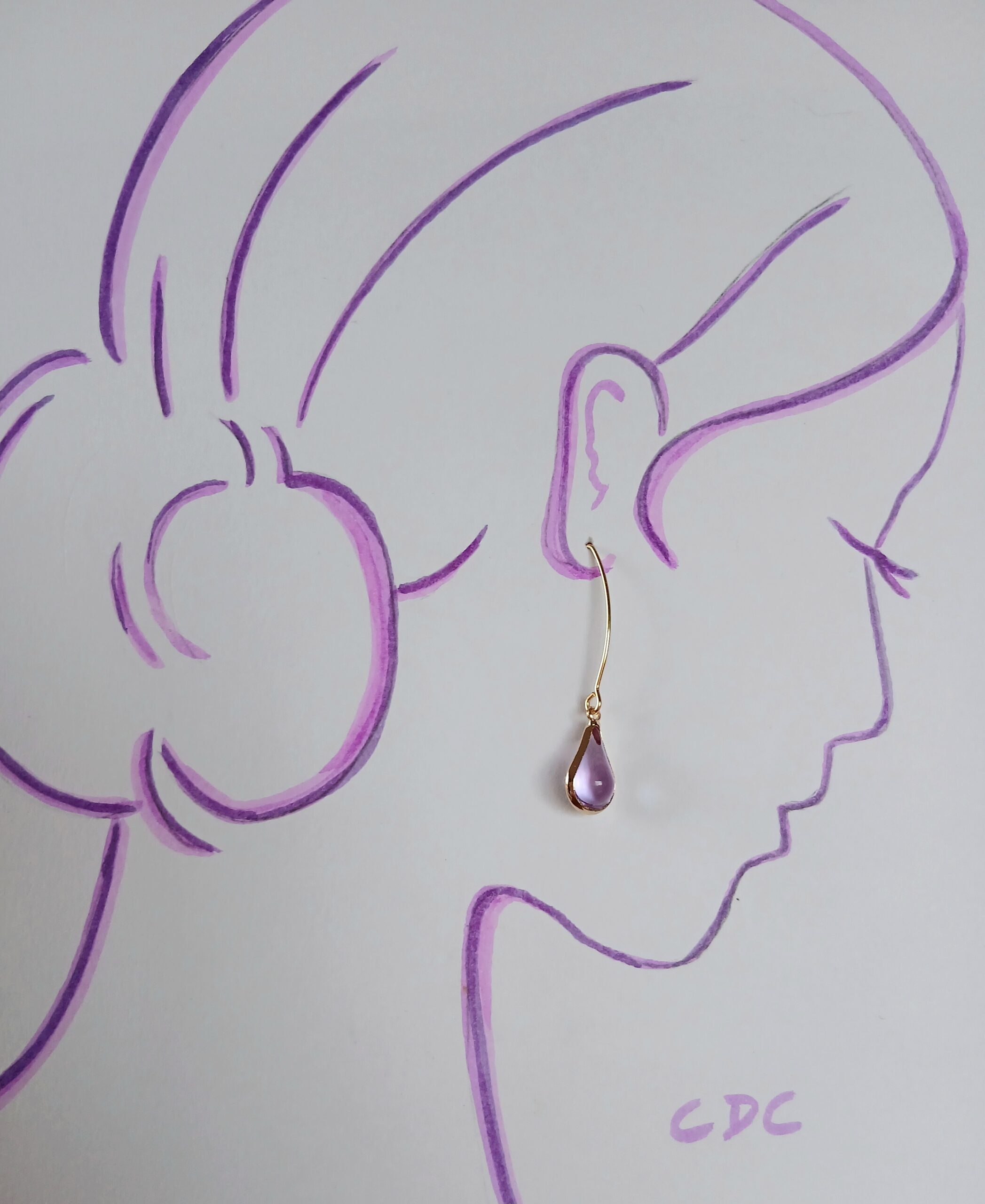 Boucles d'oreilles crochet doré forme épurées Goutte de verre lumineuse sur long crochet doré Perle de verre couleur parme