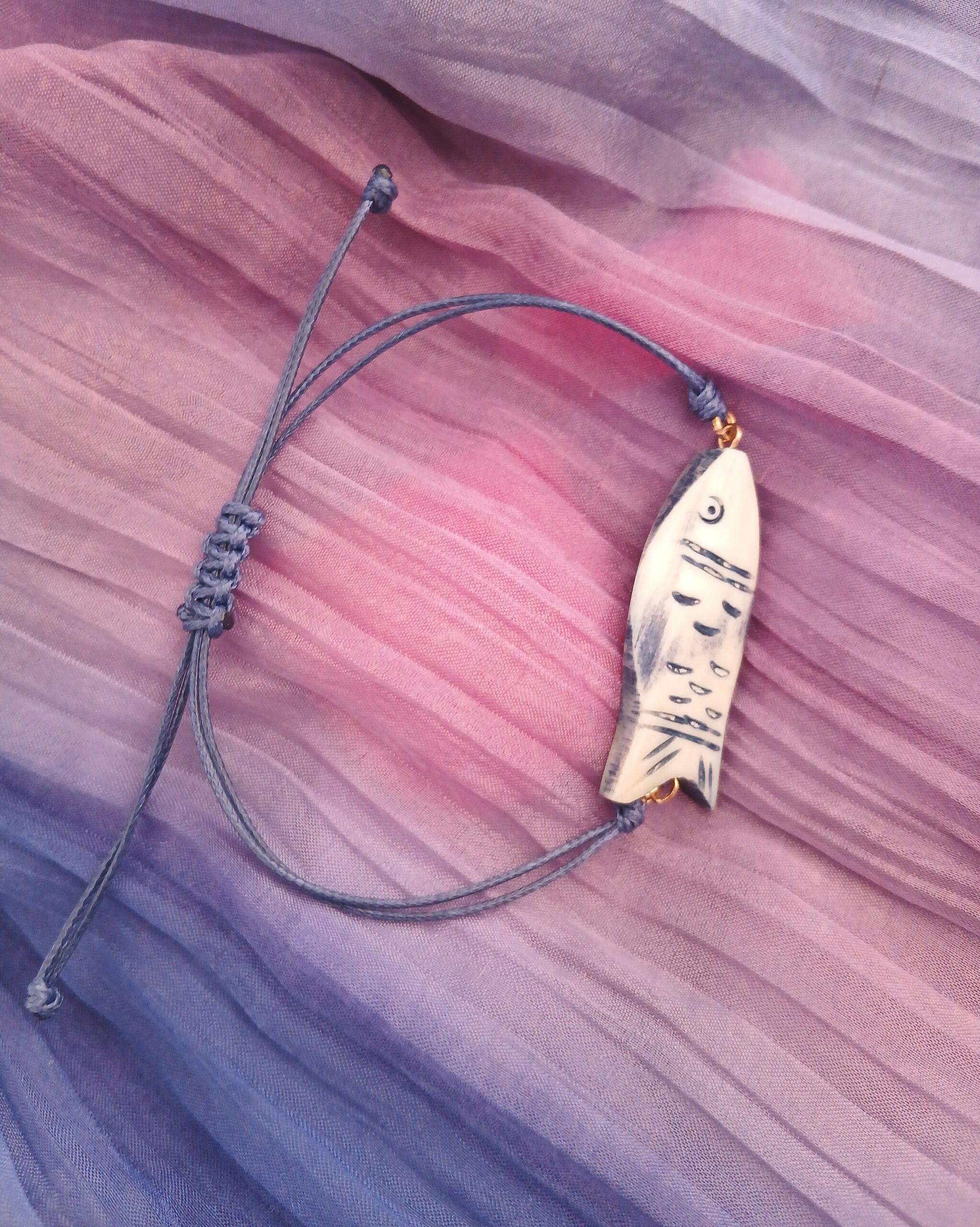 Bracelet upcyclé - Pièce unique - lacet ajustable perle bleutée forme poisson – Image 3