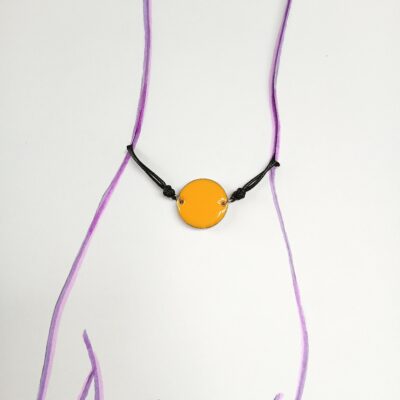 Bracelet upcyclé Pièce unique disque émaillé jaune brillant lacet noir ajustable