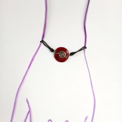 Bracelet upcyclé Pièce unique disque émaillé rouge brillant avec motif spirale