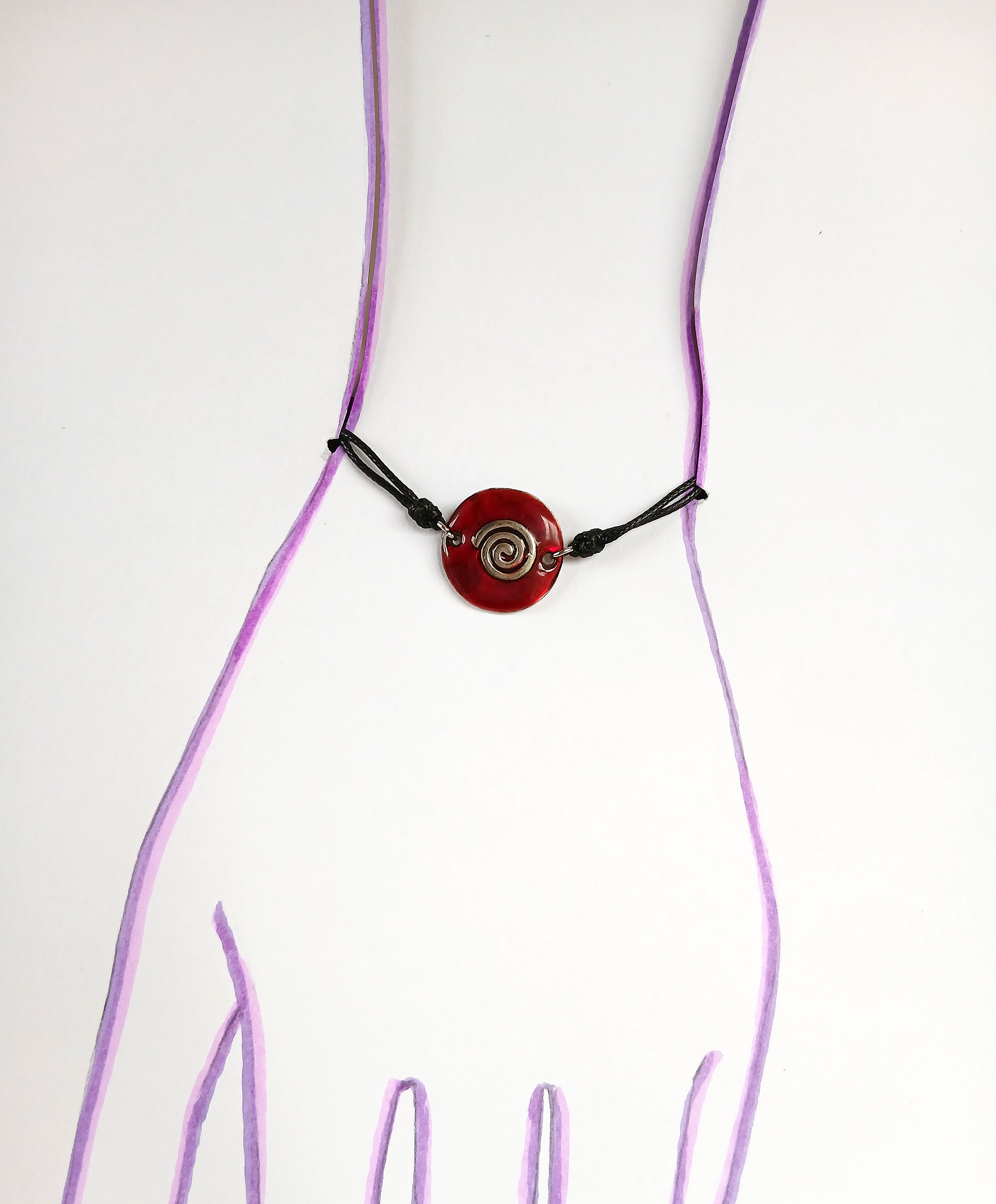 Bracelet upcyclé Pièce unique disque émaillé rouge brillant avec motif spirale