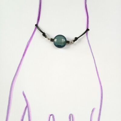 Bracelet upcyclé pièce unique perle ronde bleu céruléen lacet ajustable noir