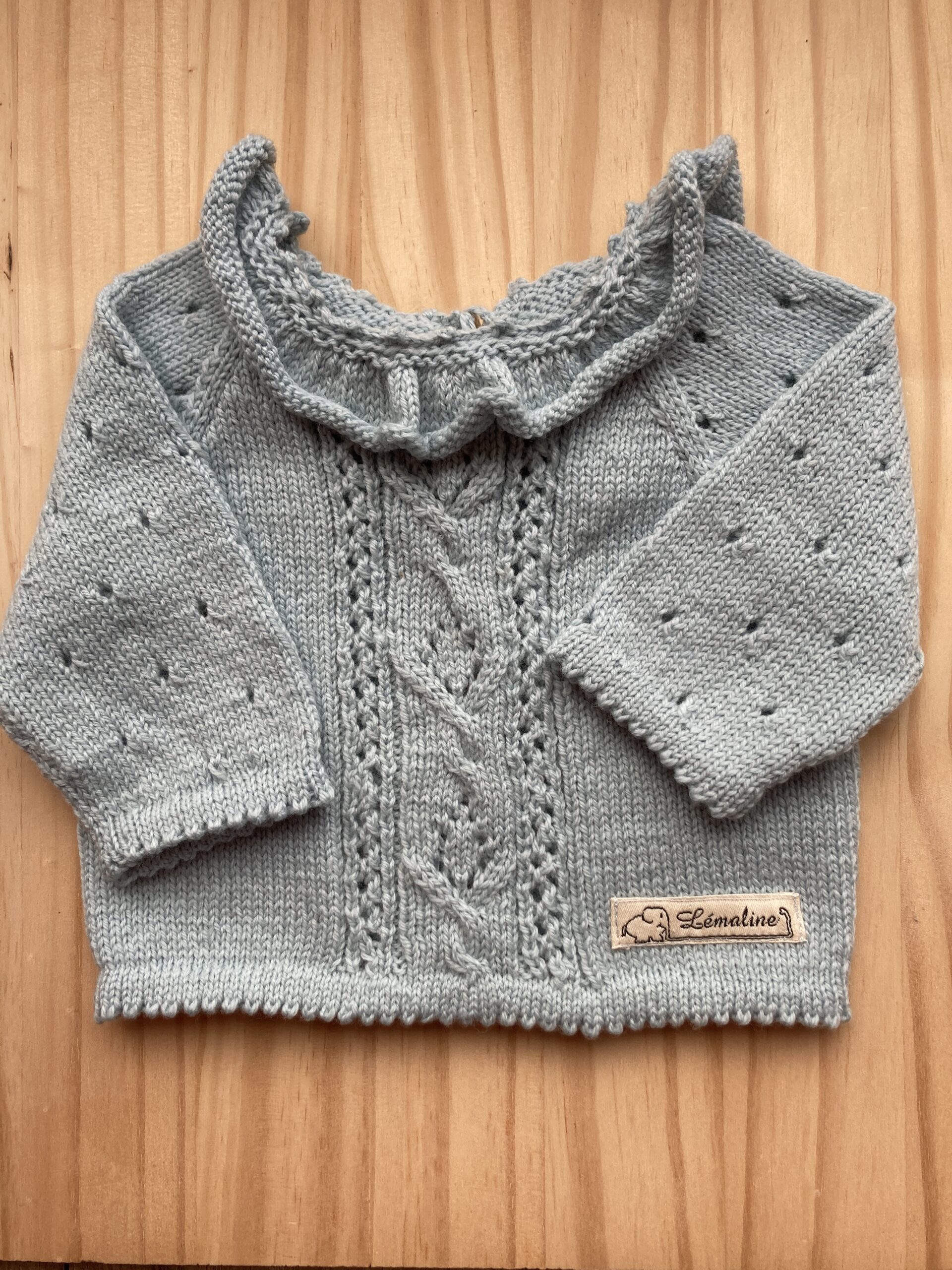 brassière bleu ciel à motif ajouré et col festonné