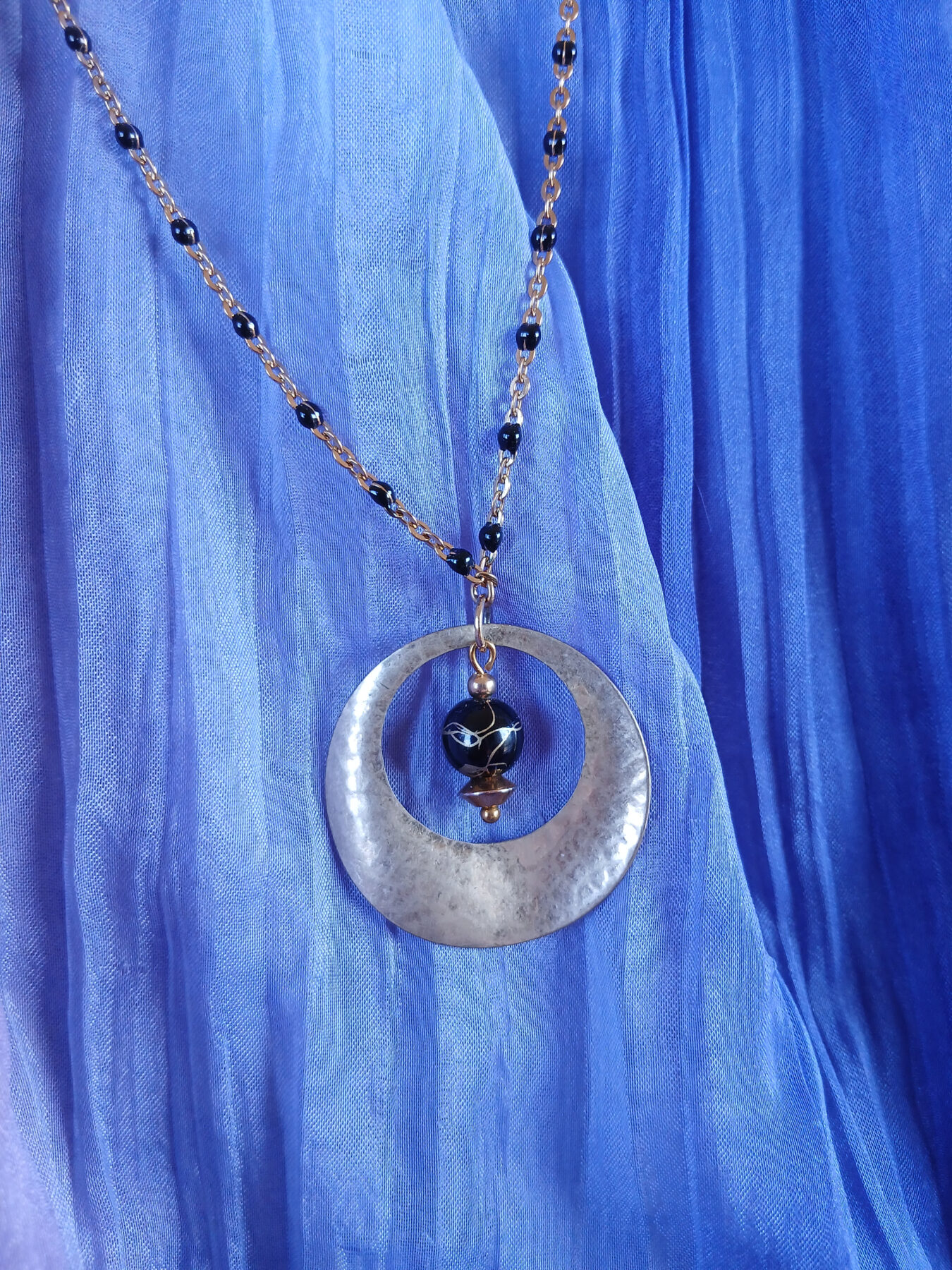 Collier upcyclé chaine dorée incrustée de noir pendentif disque martelé avec perle noir mordoré pièce unique