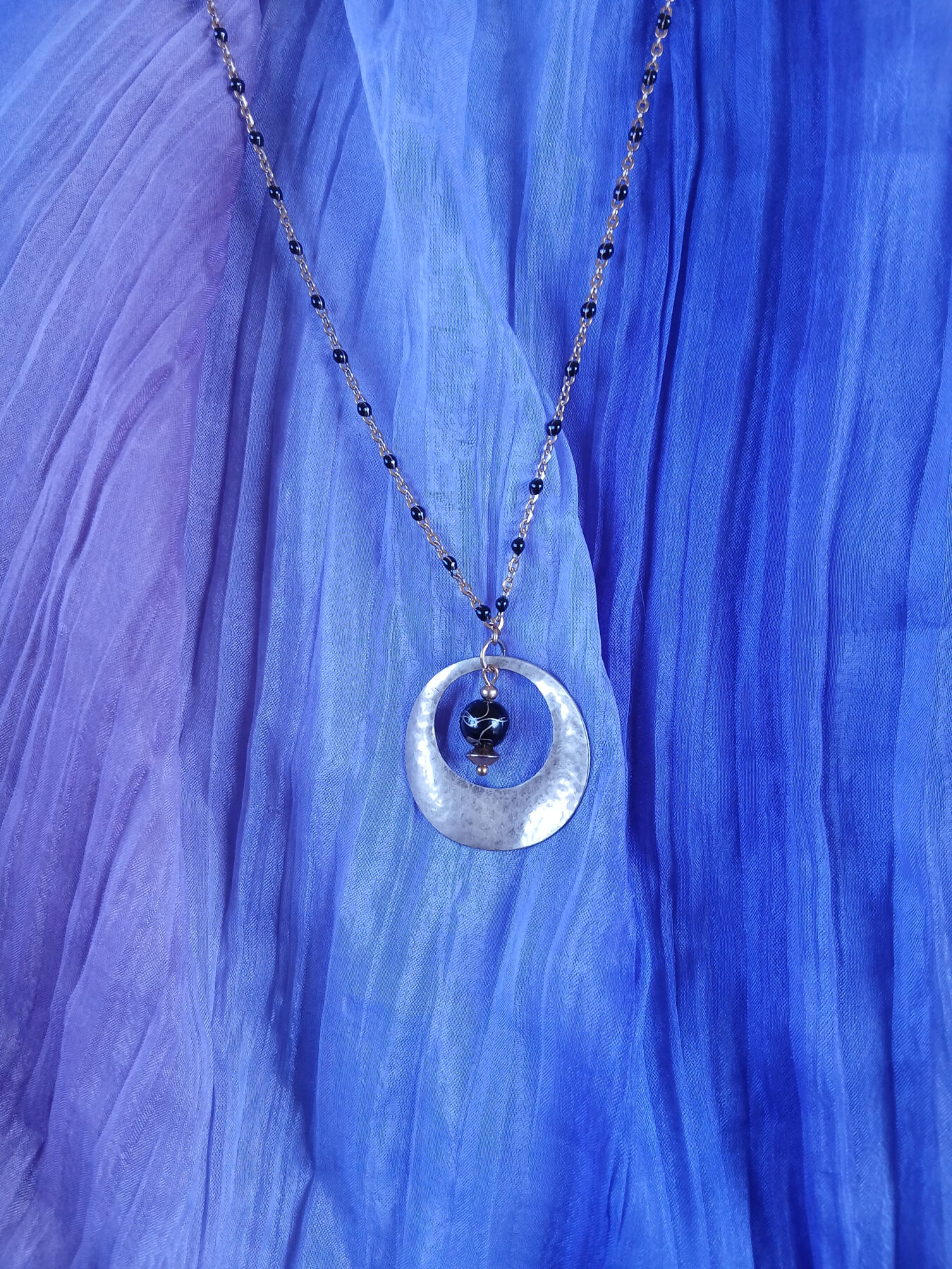 Collier upcyclé - Pièce unique - Chaine dorée perles noire – Image 2