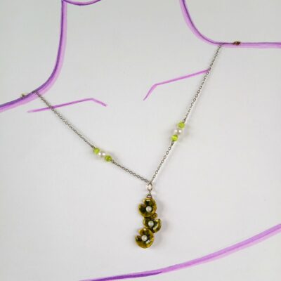 Collier upcyclé pièce unique pendentif nénuphars perles vert et blanc Bijou fin et délica