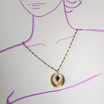 Collier upcyclé chaine dorée incrustée de noir pendentif disque martelé avec perle noir mordoré pièce unique