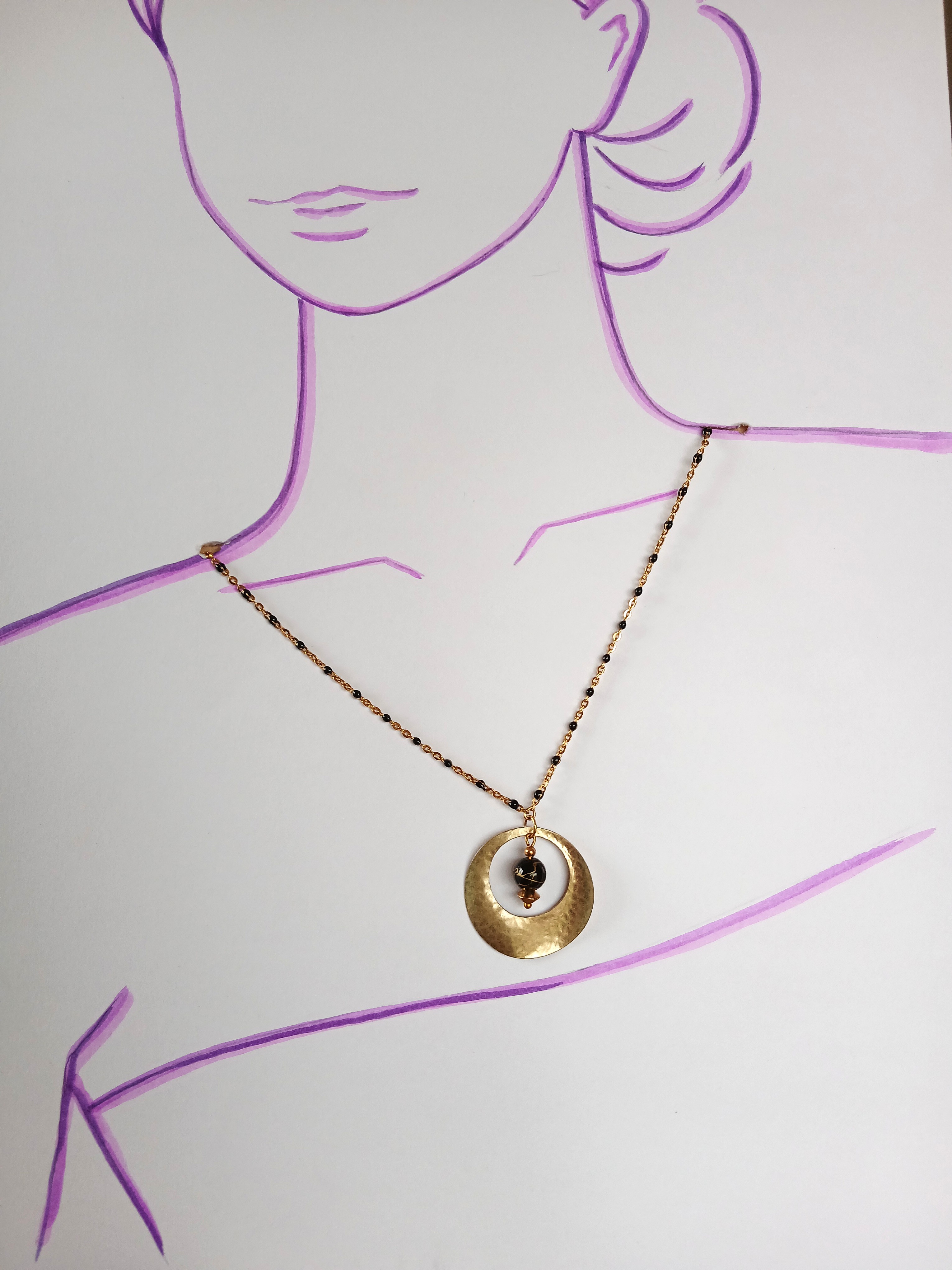 Collier upcyclé chaine dorée incrustée de noir pendentif disque martelé avec perle noir mordoré pièce unique