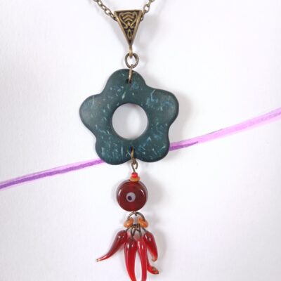 Collier upcyclé pièce unique chaine bronze pendentif fleur en bois bleu canard œil porte bonheur et petits piments