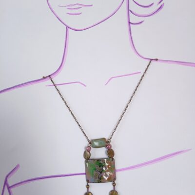 Collier upcyclé pièce unique chaine bronze vieilli pendentif émaillé rose et vert