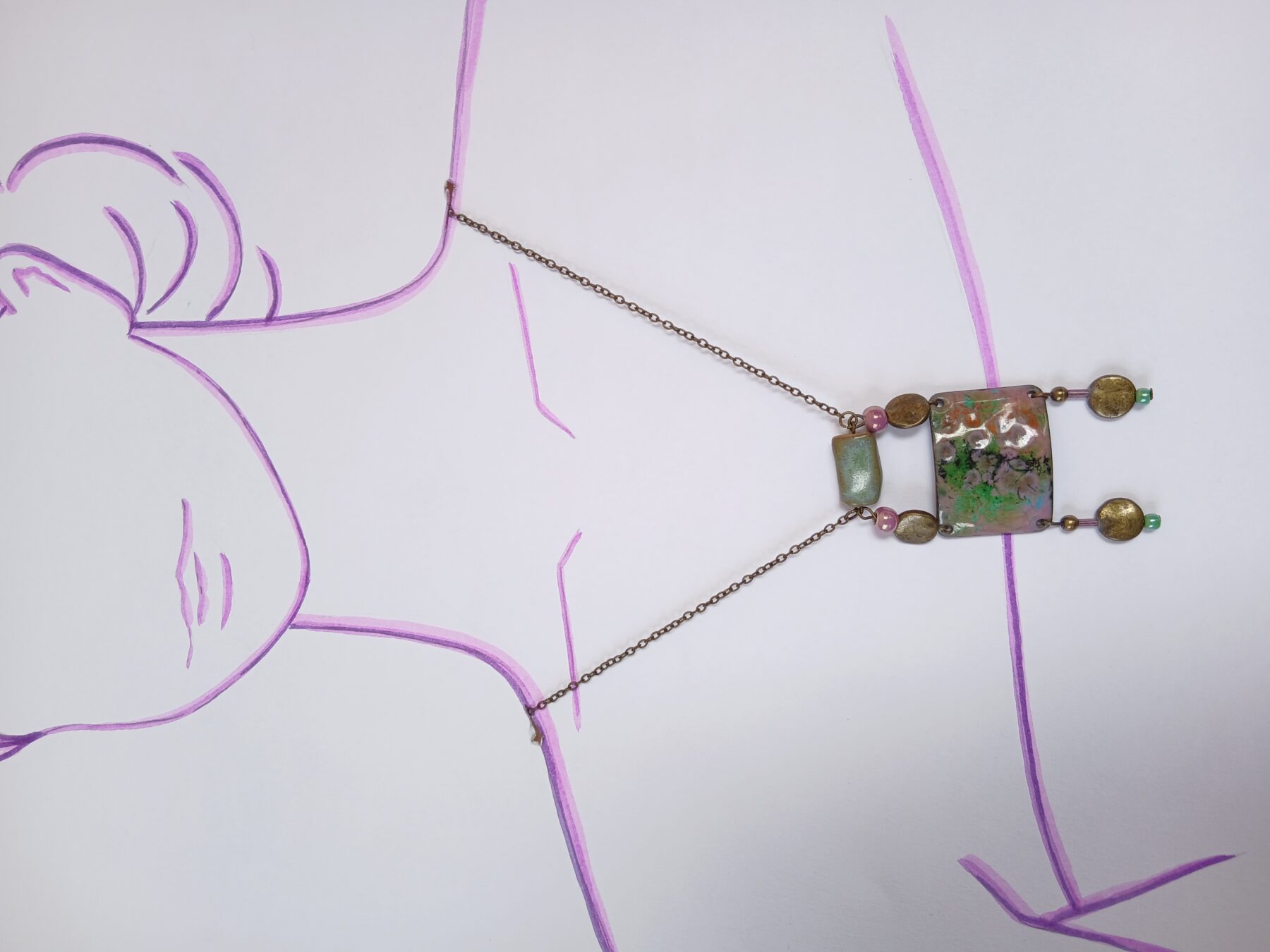 Collier upcyclé pièce unique chaine bronze vieilli pendentif émaillé rose et vert