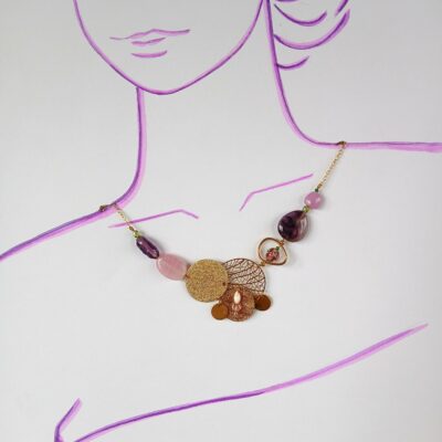 Collier upcyclé pièce unique or rose et violet forma plastron