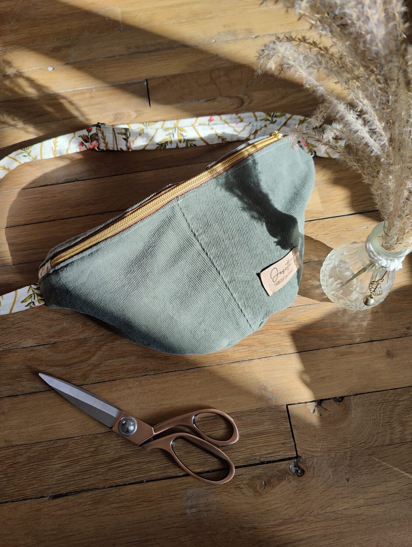 Sac banane nature verte upcyclé avec pantalon velours kaki. Grande poche
