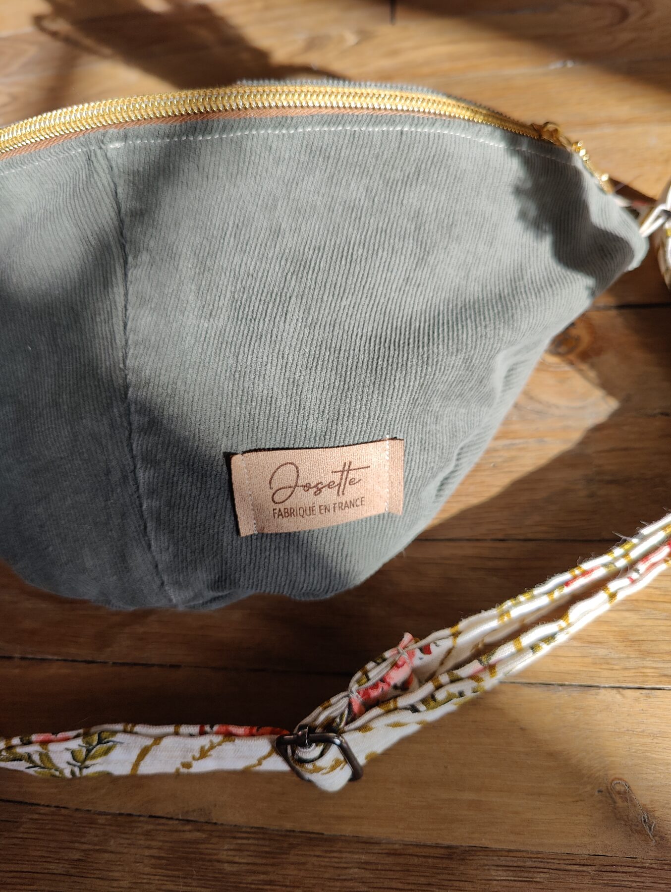Sac banane nature verte upcyclé avec pantalon velours kaki. Détail étiquette