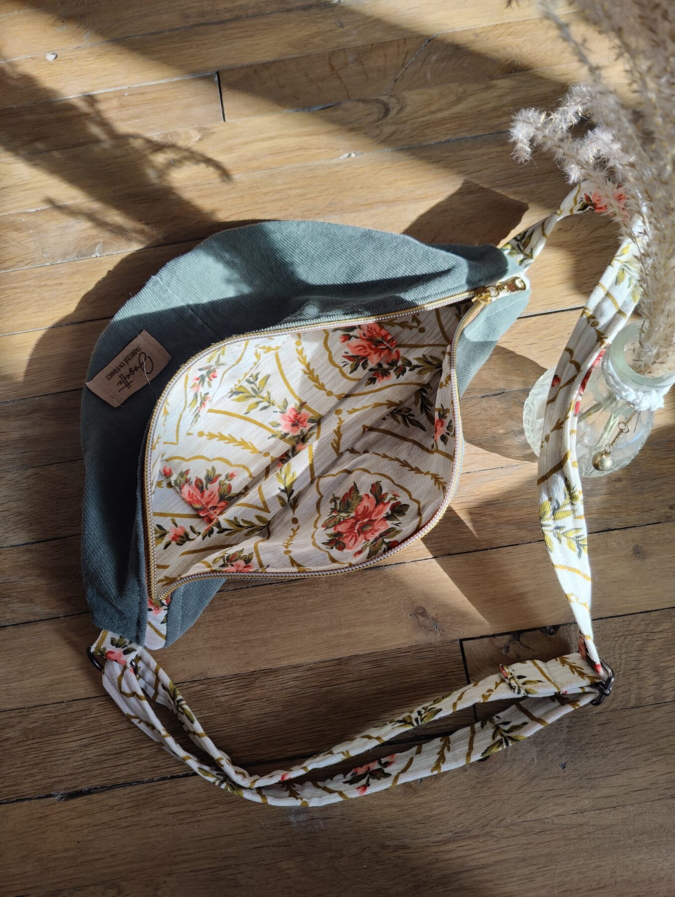 Sac banane nature verte upcyclé avec pantalon velours kaki