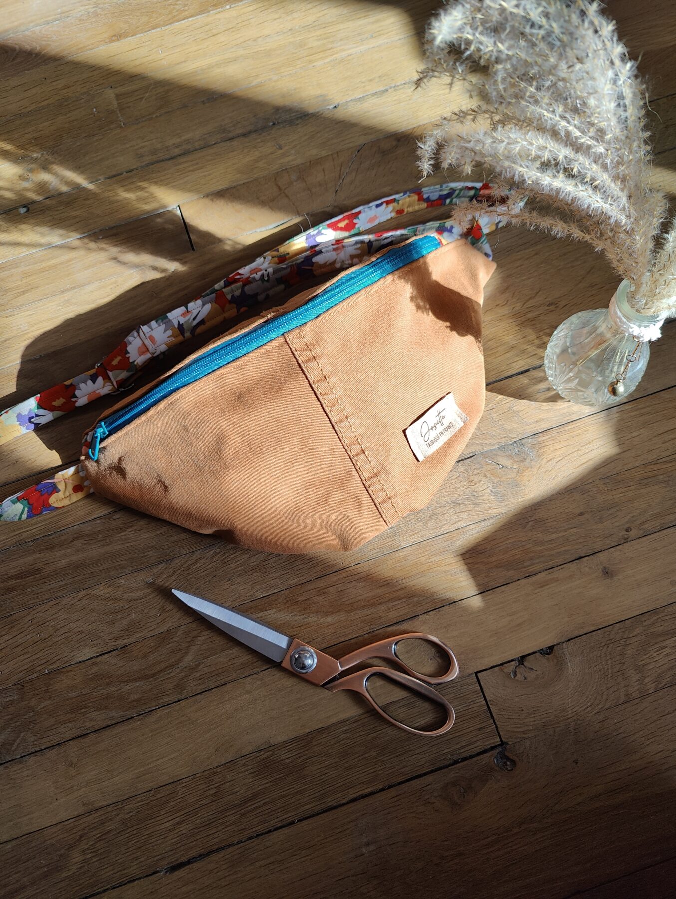 Sac banane upcyclé jean fin marron. Grande poche