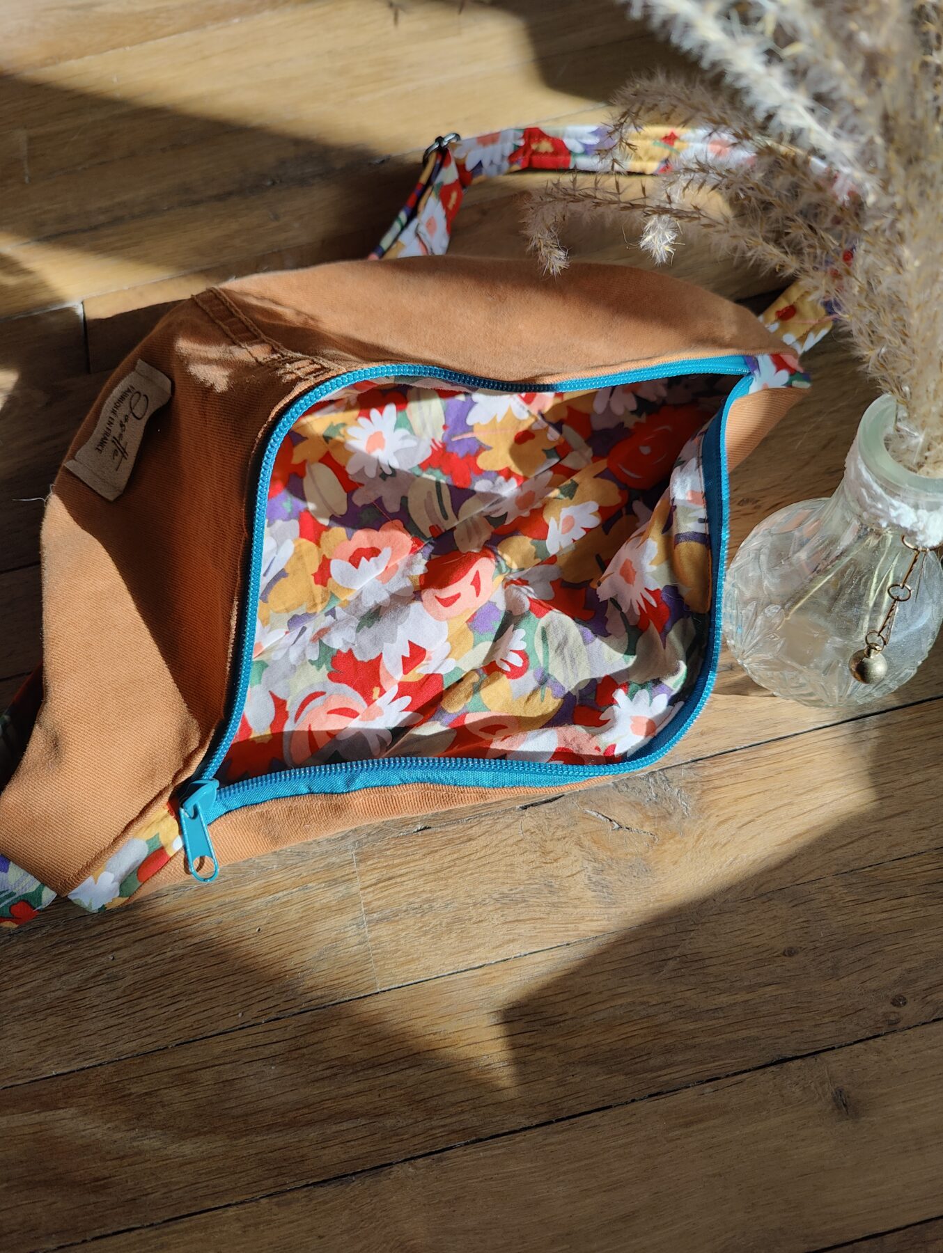 Sac banane upcyclé jean fin marron. Intérieur fleuri